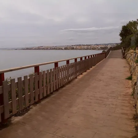 Sea Breeze Apartment *